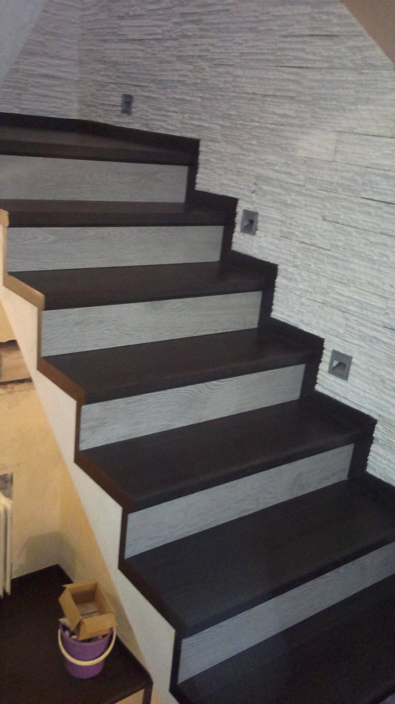 Obklad schodů ze schodišťového systému quick-step použíto řada Largo dvě barvy plovoucí podlahy