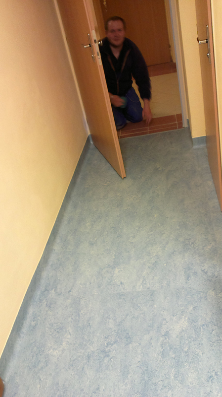 Materiál FORBO MARMOLEUM REÁL Přírodní linoleum, soklová lišta vytahovaný fabion do výšky 10 cm. Nemocnice Nové Město na Moravě.